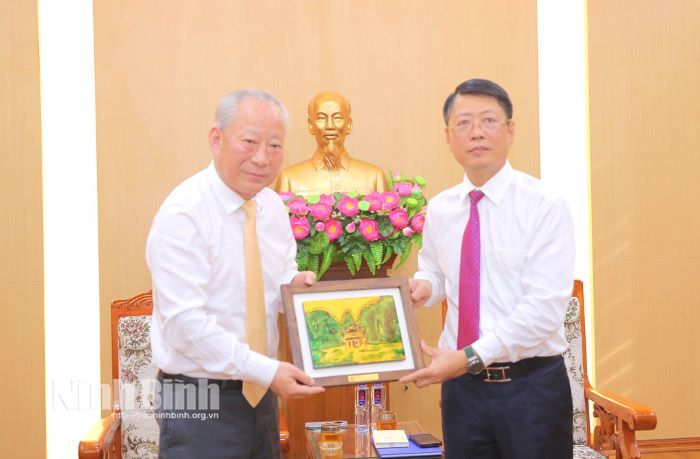 严介和理事长应邀同越南宁平省委常务委员会委员、省人民委员会常务副主席陈双松会谈3