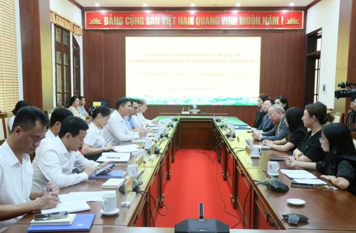 3严介和理事长与越南兴安省委常委、省人民委员会副主席阮黎辉会谈3