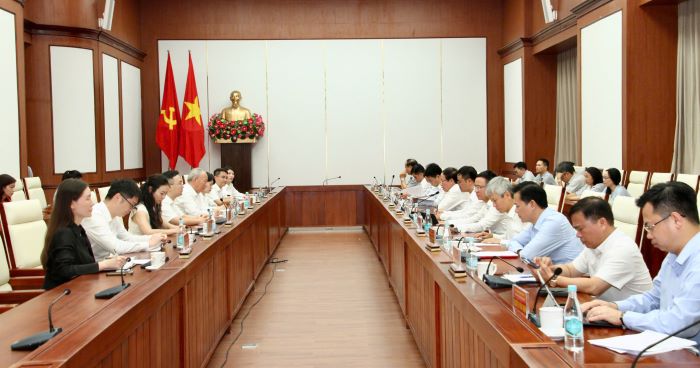 7月17日严介和理事长应邀同越共中央委员、海防市委书记、国会代表团团长黎进洲会谈1